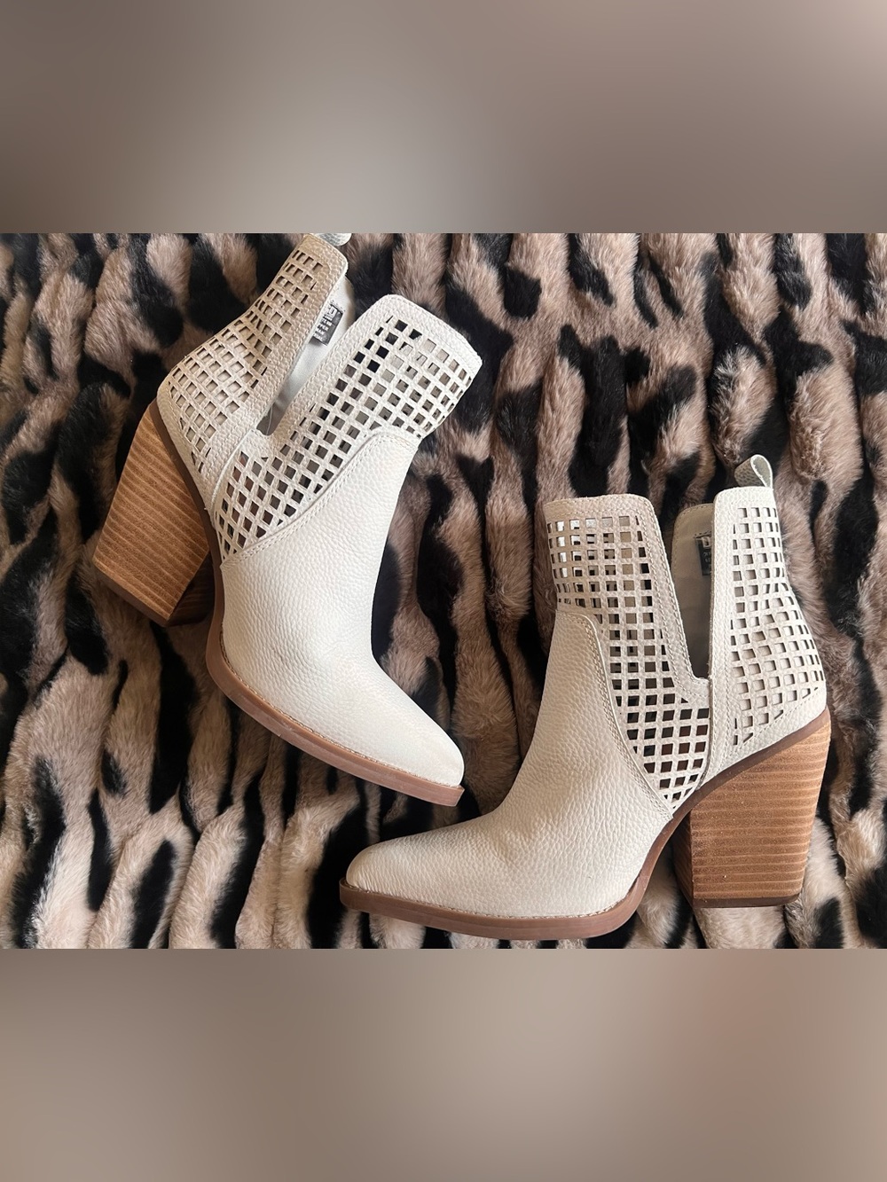 Dingo Women's Stop N’ Stare Pull on Booties Ankle Boots Off White - Size 8